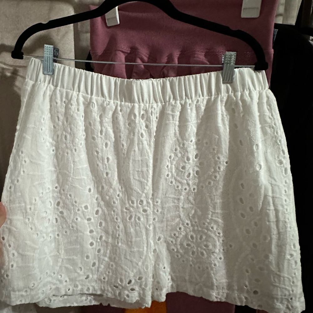 White Eyelet Lace Women's Top and shorts Set (fits like large) - Picture 3 of 4